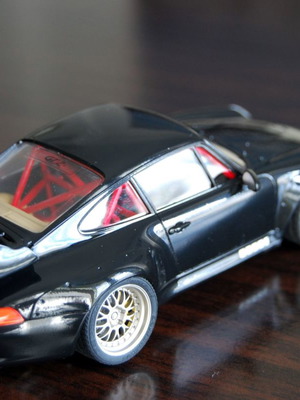 Πλαστικό μοντέλο Porsche 911GT2 1/24 νέο με ξύλινη βάση