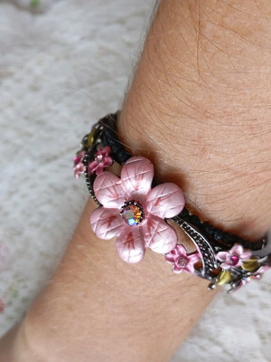Metal bracelet with pink flowers and stones like new