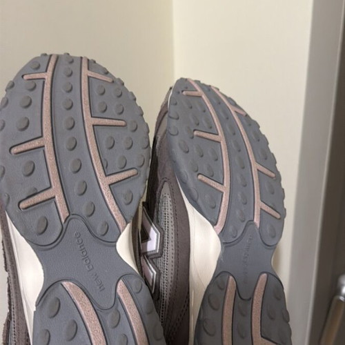 New Balance 204L athletic shoes like new, beige, size 41.5