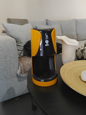 Bialetti Opera capsule coffee machine, yellow-black