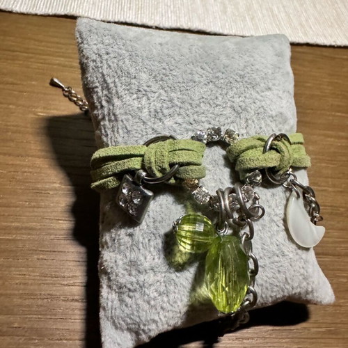 Bracelet used with suede cords and metal decorative elements green