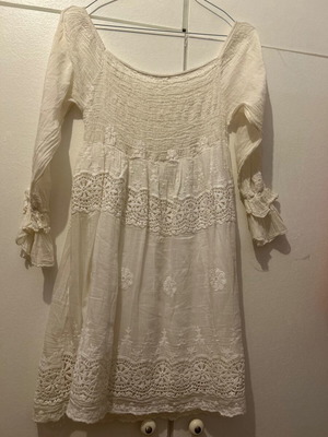 King Kong white dress size S like new with lace and embroidery