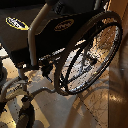 Wheel wheelchair new, folding and clean
