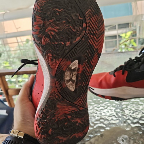 Under Armour Lockdown 7 kids basketball shoes used, red and black