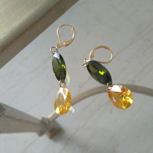 Fo earrings new with gold clasp and green and yellow stones