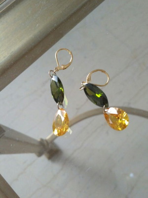Fo earrings new with gold clasp and green and yellow stones
