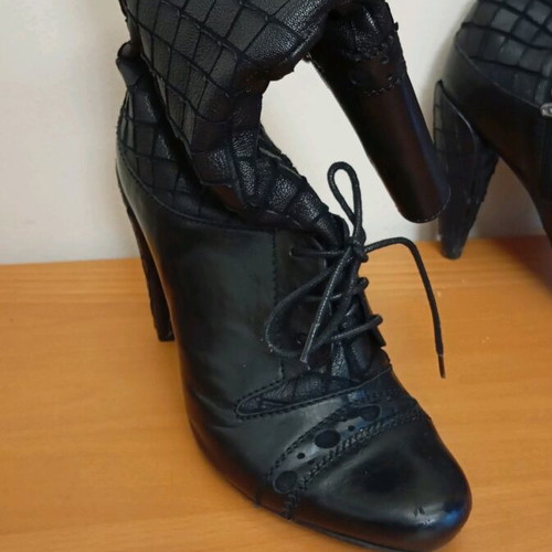 Women's leather boot black like new, size 39