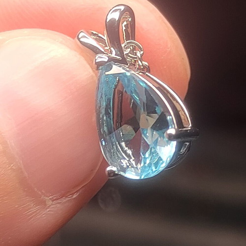 Women's necklace with blue gemstone
