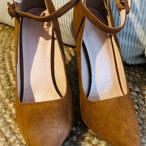 Suede strap pumps tan new, size 40, 9 cm heel