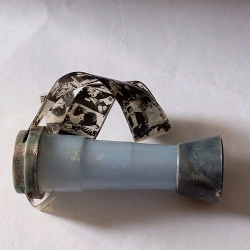 Stereoscopic toy used with frames from Aloimono stous neous movies