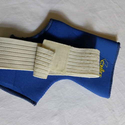 Wrist brace used, size M