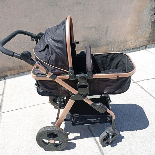 Multifunctional baby stroller like new with adjustable seat and footmuff