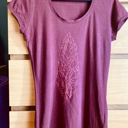 Women’s short sleeve t-shirt with leaf design, size S, like new, burgundy