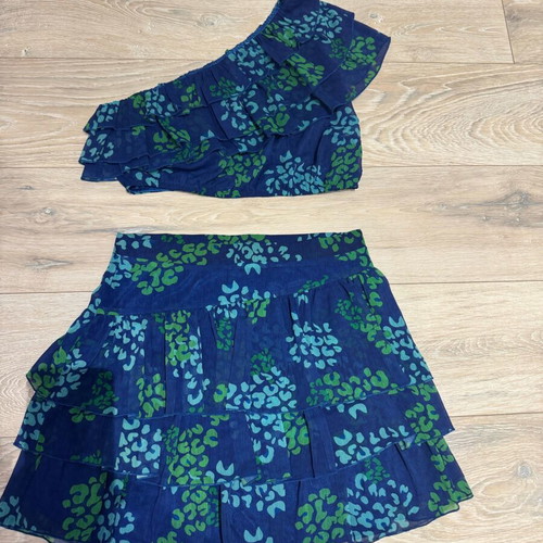 Trilogy set size L in perfect condition with skirt and one-shoulder blouse