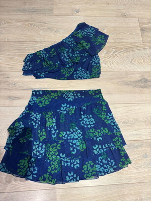 Trilogy set size L in perfect condition with skirt and one-shoulder blouse