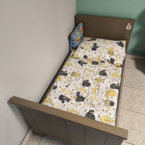 Crib bed like new, converts to preteen beds