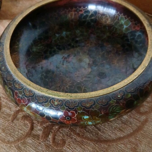 Decorative bowl with base like new