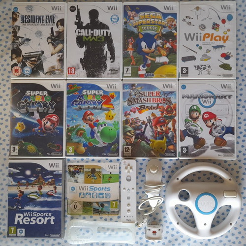 Wii Games and Controllers like new, set with popular titles
