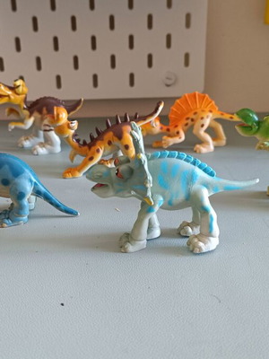 Dinosaur figures vintage set of 6, like new
