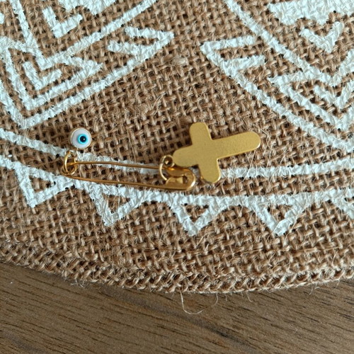 Protective pin with eye and cross pink enamel like new