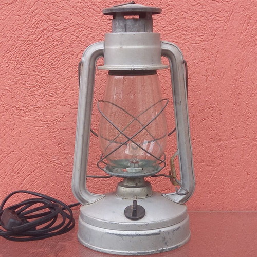 Storm Lantern lamp like new