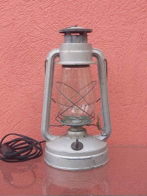 Storm Lantern lamp like new