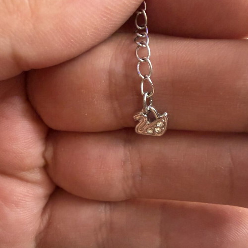 Swarovski necklace like new, stylish silver