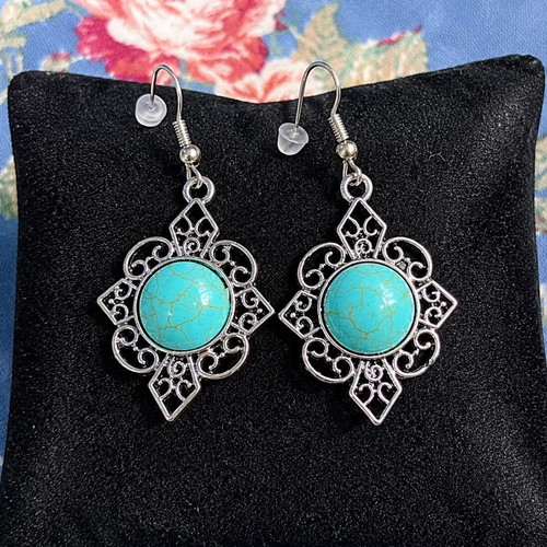 Dangling earrings with plastic clasp new, silver color