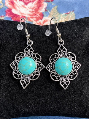 Dangling earrings with plastic clasp new, silver color