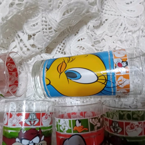 Looney Toons collectible glasses pack of 7 new