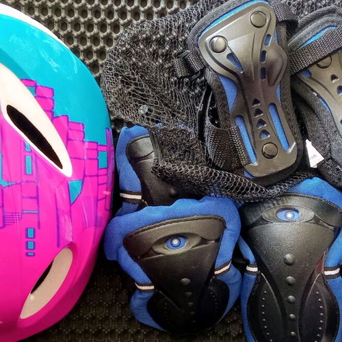 Skate Roller set used, knee pads and helmet, 2020