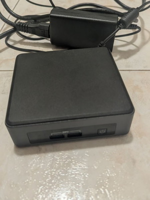 Intel NUC i5 7ης γενιάς mini PC σαν καινούργιο, 16GB RAM, 256GB SSD