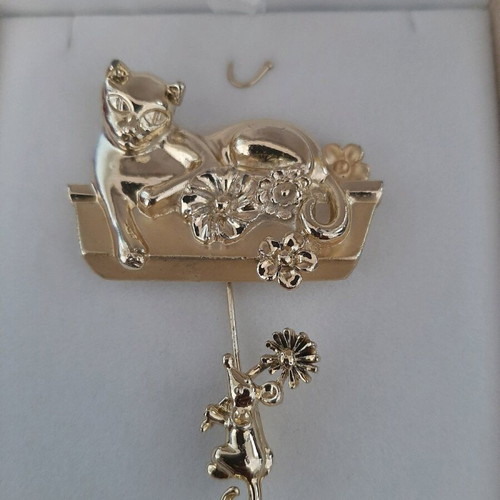 Vintage cat brooch with mouse in gold color like new
