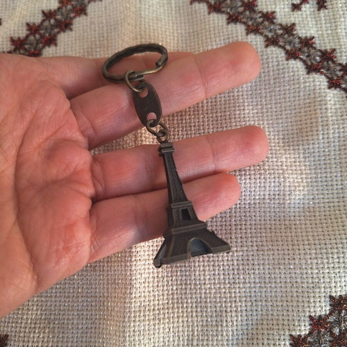 Eiffel Tower keychain like new, metal bronze souvenir