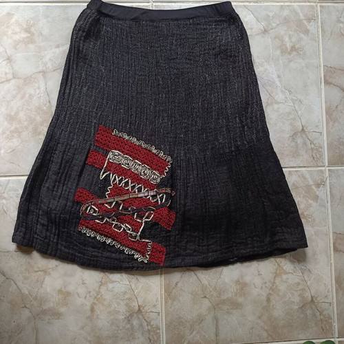 Winter skirt like new, black and red, elastic waist, size M