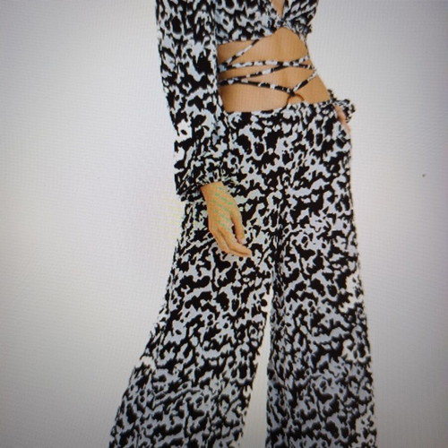 Maaji pants new, size M, black and white