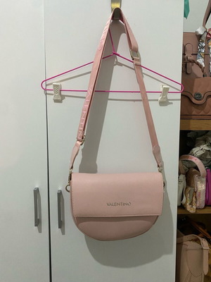 Τσάντα Valentino χιαστή ροζ μισοφέγγαρο σαν καινούργιο