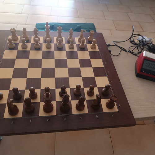 Electronic chessboard like new with walnut wood and carrying case