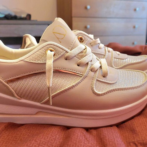 Voi&noi beige athletic shoes like new with gold details