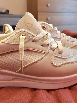 Voi&noi beige athletic shoes like new with gold details