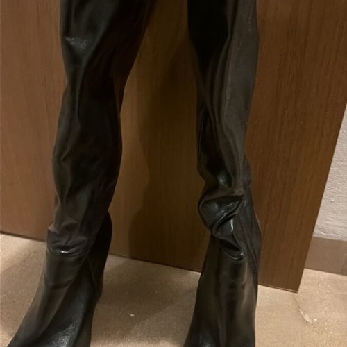 Leather boots size 40 like new, black with slim heel