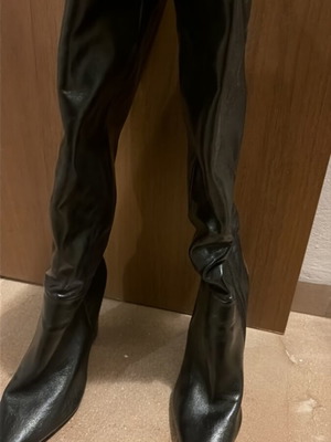 Leather boots size 40 like new, black with slim heel