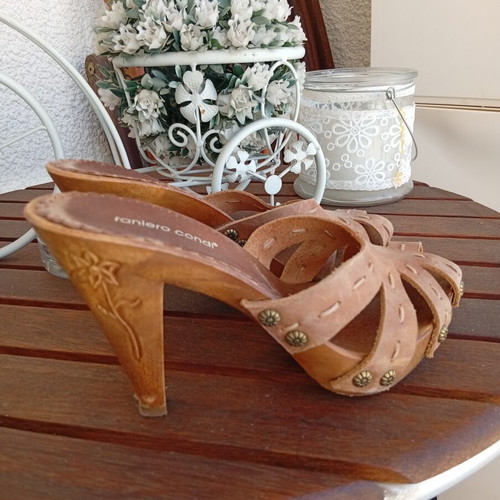 Leather Tampa sandals with wooden platform, like new, size 37