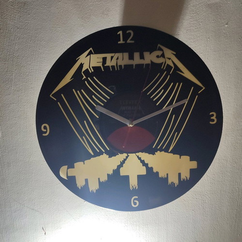 Wall clock made from a Metallica – Master Of Puppets vinyl record