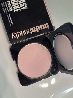 Huda Beauty Easy Bake pressed powder μεταχειρισμένο
