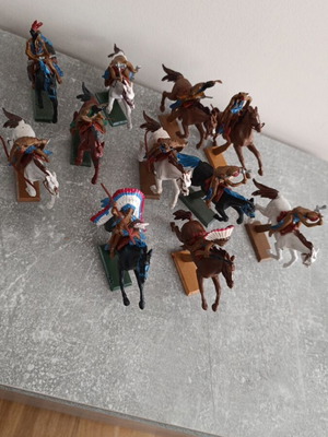 Indian horsemen figures used, set of 11