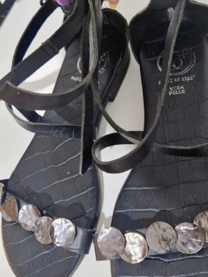 Vera Pelle leather sandals with crisscross straps like new, size 37, black