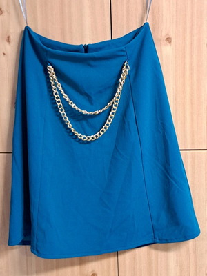 Skirt in cypress color with chain accessory, size 34, new