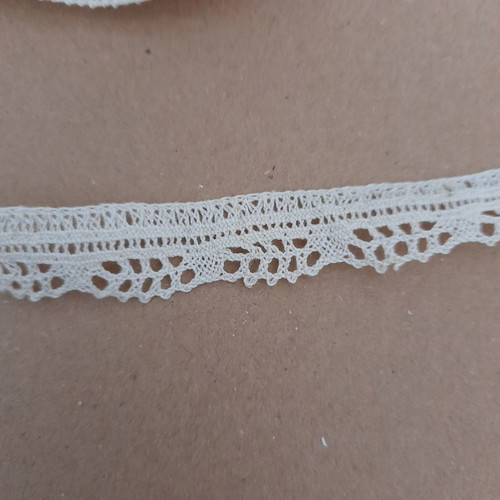 Beige lace trim 6.80 m