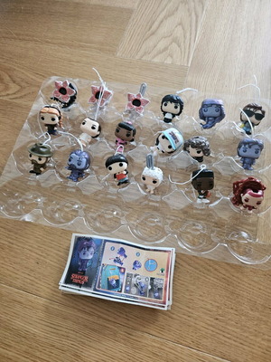Kinder joy 18 figures like new with cards and strings